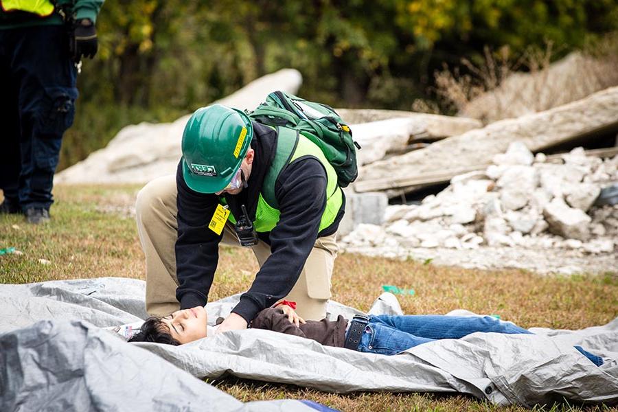 A first responder assists a victim during Friday's annual 密苏里州 Hope emergency response field training exercise. (图片来源:Lauren Adams/<a href='http://threatassessment.shootapp.net'>和记棋牌娱乐</a>)